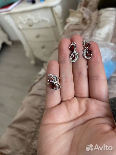 Серебряные серьги с гранатом