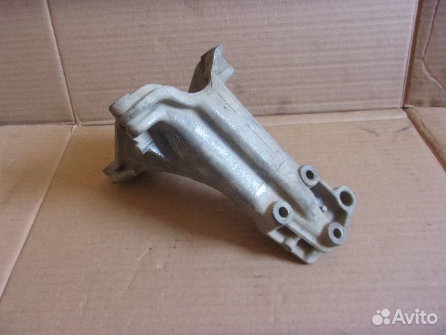 VW Passat B3 / B4, 88-96г. кронштейн задний правый