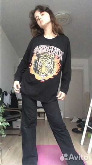 Черный свитшот с принтом