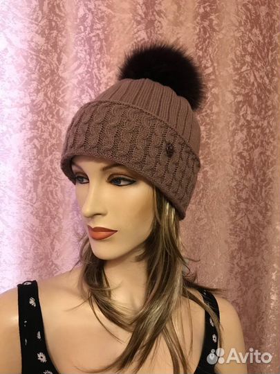 Новая шапка с пышным помпоном