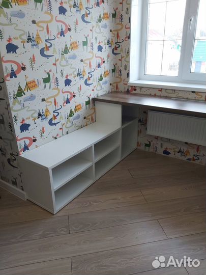 Письменный стол у окна на заказ