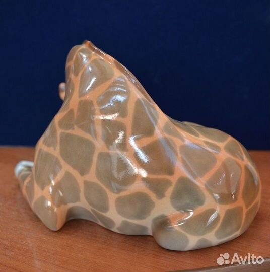 Фарфоровая статуэтка- большой лежащий жираф лфз. И