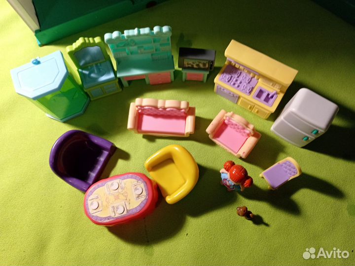 Кукольный домик с мебелью и куколкой