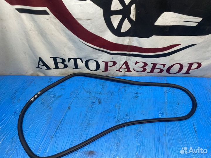 Уплотнительная резинка боковой двери задняя