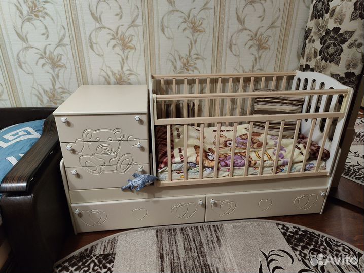 Кровать детская с комодом,столиком и маятником