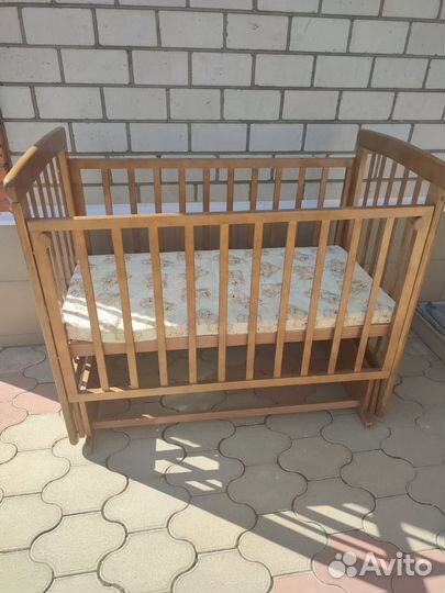 Детская кроватка с поперечным маятником
