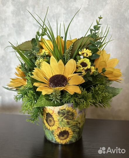 Композиция из искусственных цветов