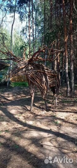 Скульптуры из дерева и из проволоки