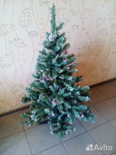 Продам ёлку искусственную с шишками