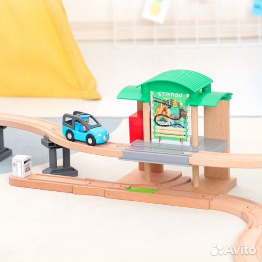 Станция двухуровневая. Деревянная железная дорога