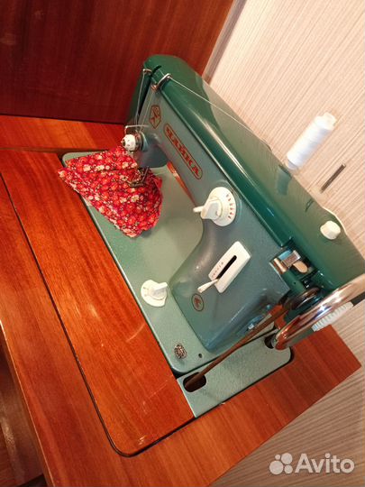 Швейная машина Чайка подольск ножная с тумбой