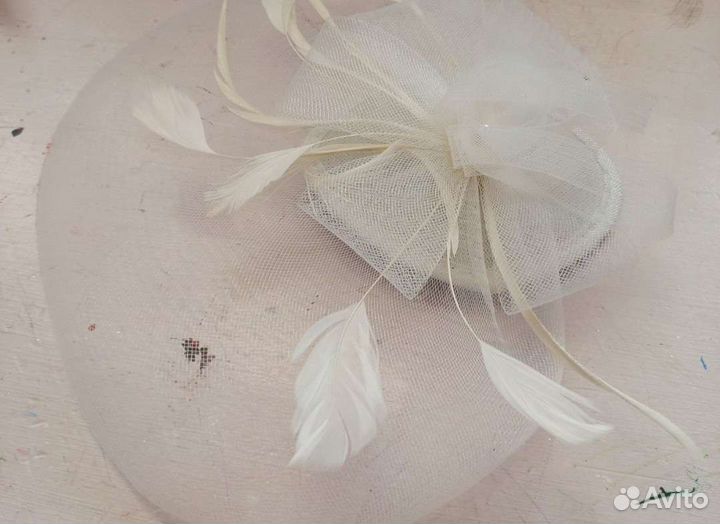 Шляпка-зажим вуалетка с перьями белая свадьба