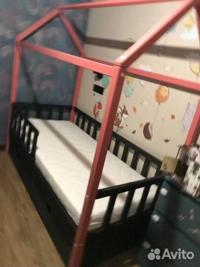 Детская кроватка домик