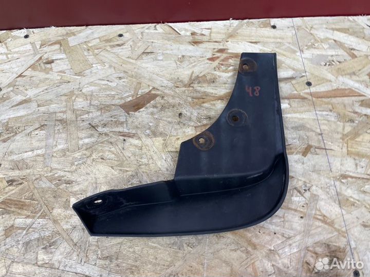 Брызговик передний левый Renault Duster