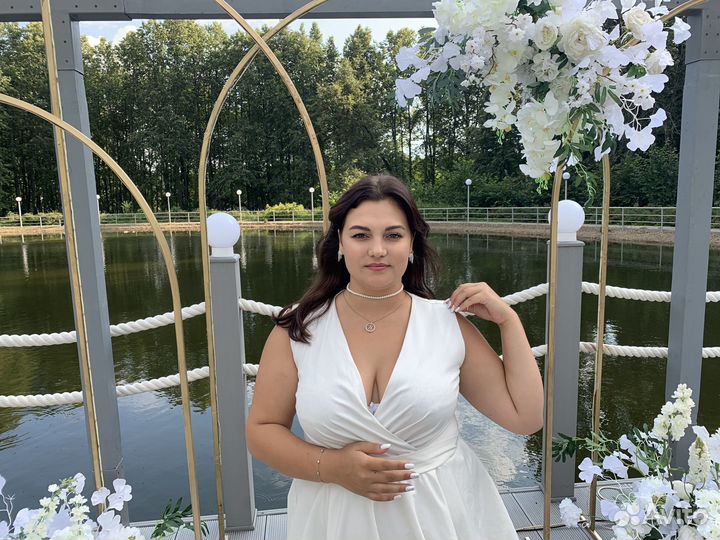 Ведущая на выездную регистрацию