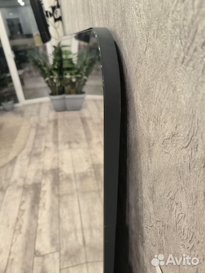 Огромное зеркало