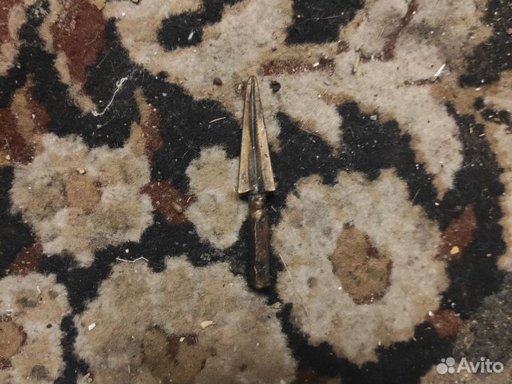 Наконечник от стрелы, значки, солдатик