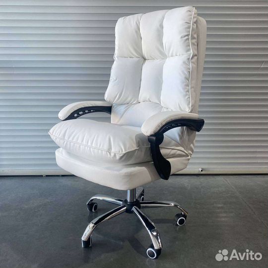 Офисное кожаное кресло