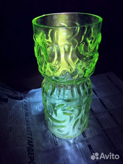 Ваза, урановое стекло