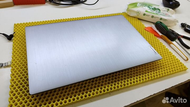 Lenovo 15.6 IPS R3 4300U/8 GB/Vega5 2gb/SSD 256