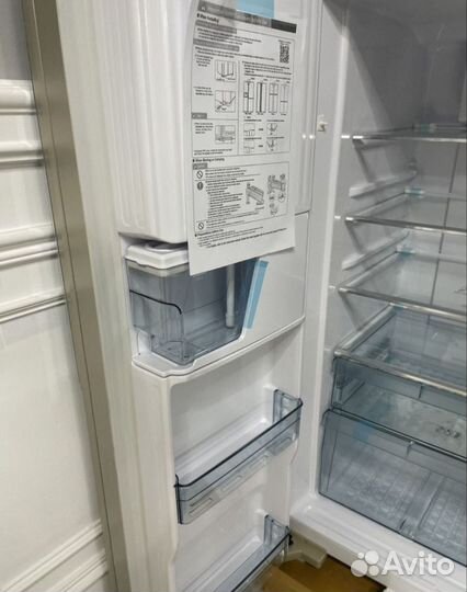 Холодильник двухкамерный Hitachi