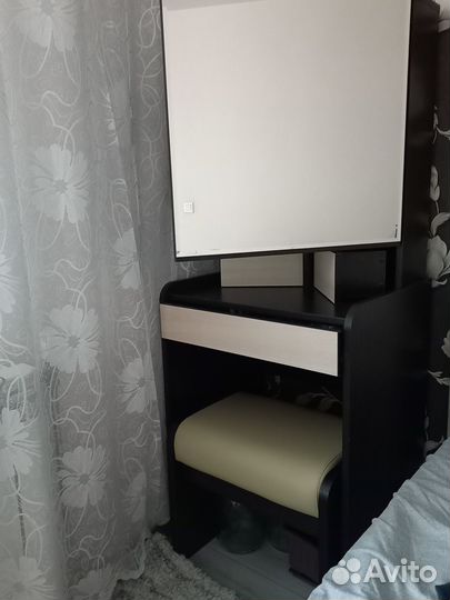 Туалетный столик с зеркалом