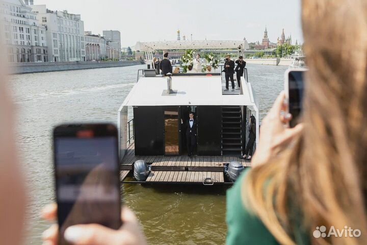 Прогулки по Москва-реке на хаусботе