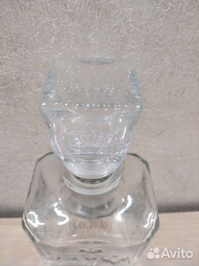 Стопки, штоф, бутылки, тарелки