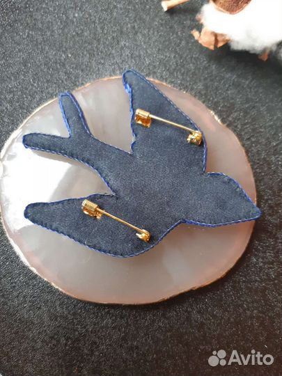 Брошь Ласточка из бисера в сине-золотом цвете