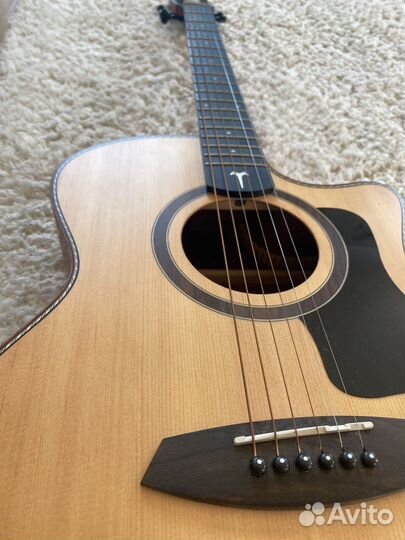 Акустическая гитара