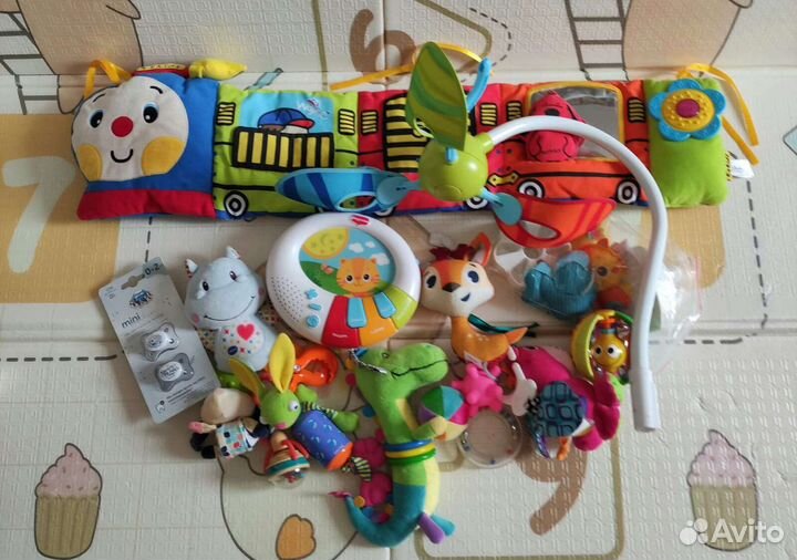 Комплект игрушек малыша (мобиль и погремушки)