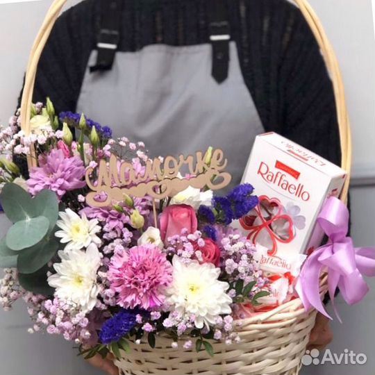 Корзина с цветами и рафаэлло