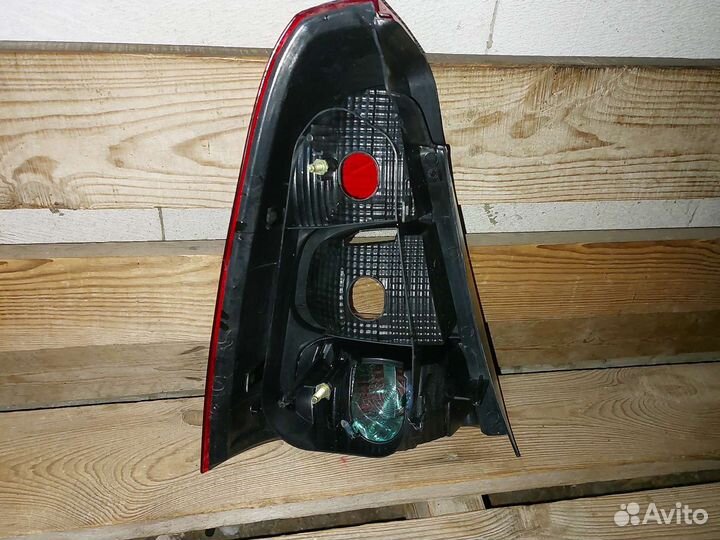 Фонарь задний 8200744759 Рено Логан 1