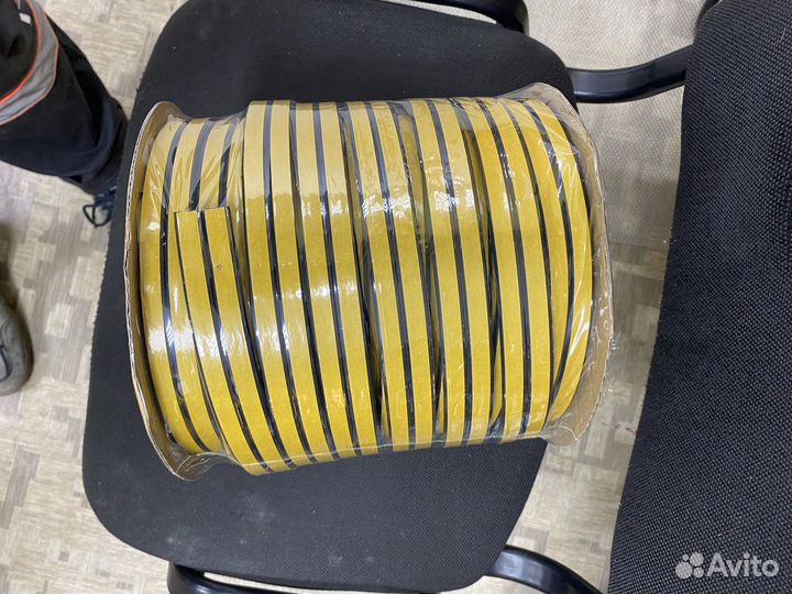 Уплотнитель D50 черный самоклеющийся