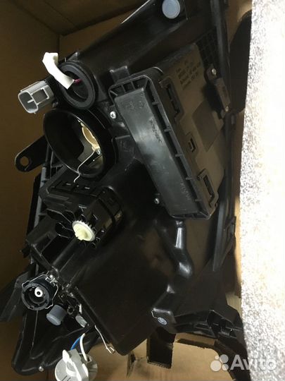 Фара левая ксенон toyota avensis 81170-05212