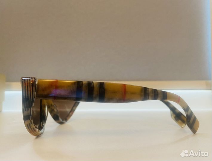 Солнцезащитные очки burberry