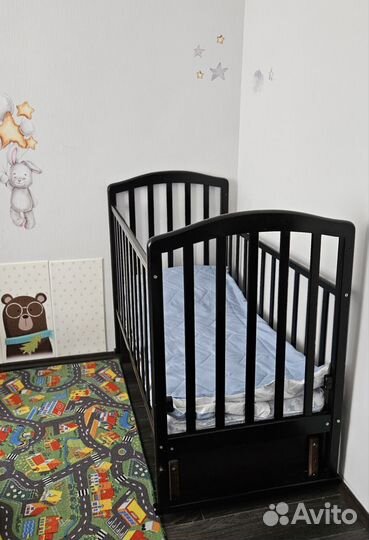 Детская кроватка с маятником