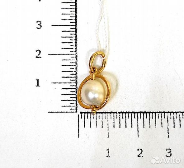 Золотая подвеска с камнем