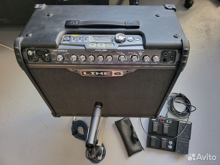 Гитарный комбик + стойка, микрофон, педаль