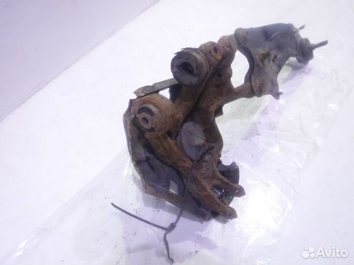 Кулак задний правый Мазда