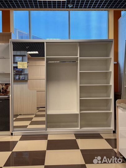 Вместительный шкаф купе 2,4 м. Зеркало С выставки
