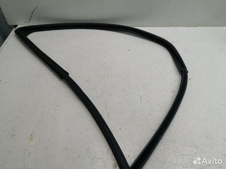 Уплотнитель стекла двери передний правый Nissan