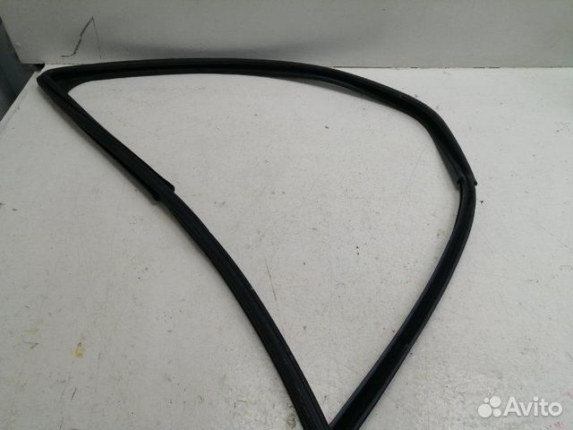 Уплотнитель стекла двери передний правый Nissan