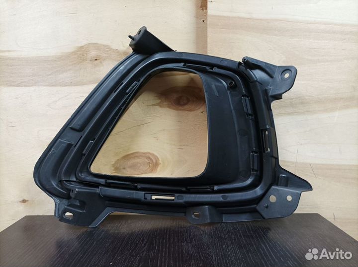 Окантовка противотуманной фары правая Sorento Prim