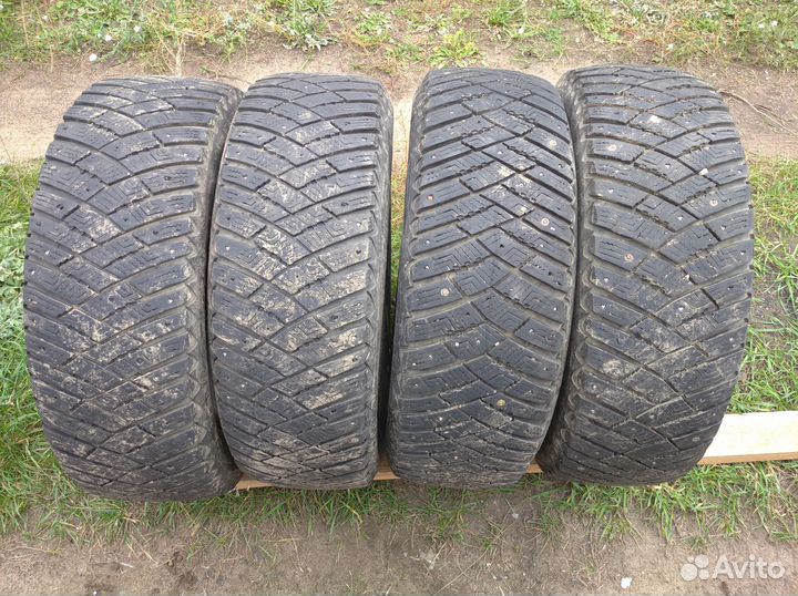 Goodyear UltraGrip 215/65 R16