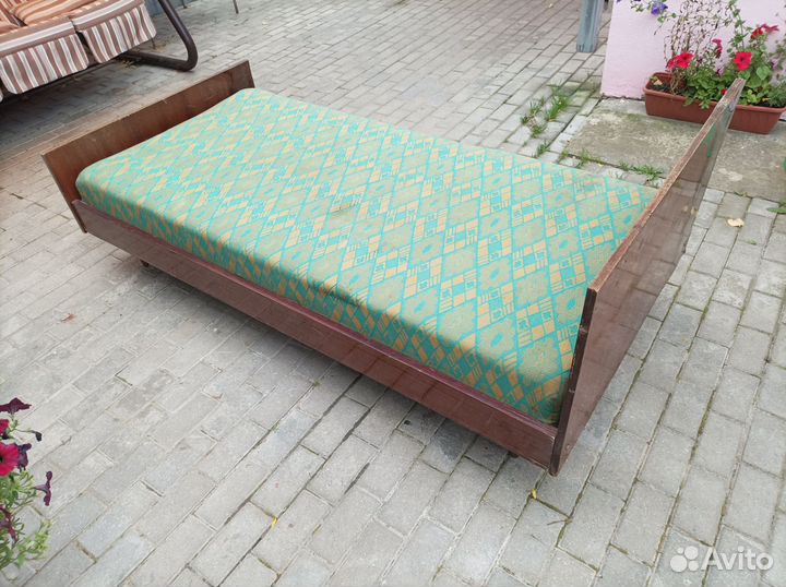 Кровать
