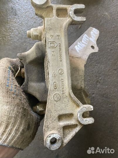 Кронштейн крепления опоры МКПП Renault logan1