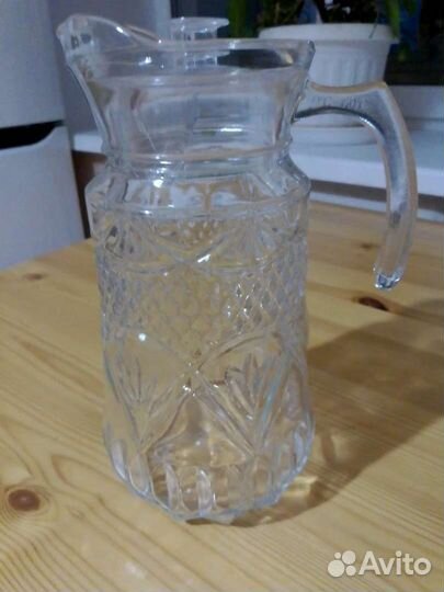 Стеклянный кувшин с крышкой