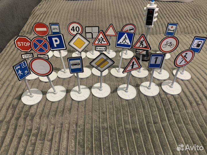 Набор дорожных знаков и светофор