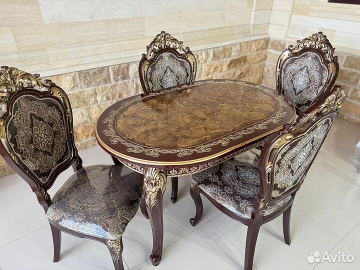 Стол и стулья